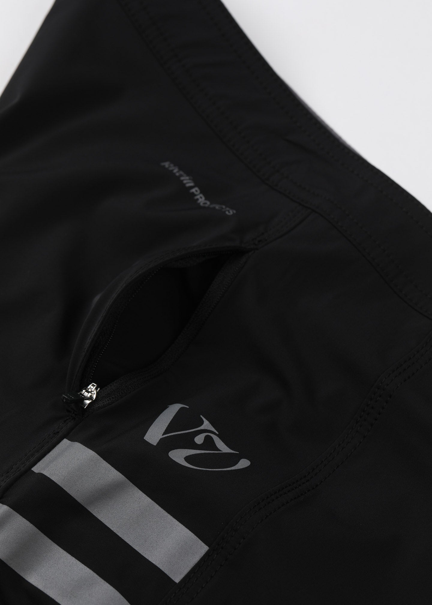 DISCLOSURE 19' TRUNK : BLACK BLACK