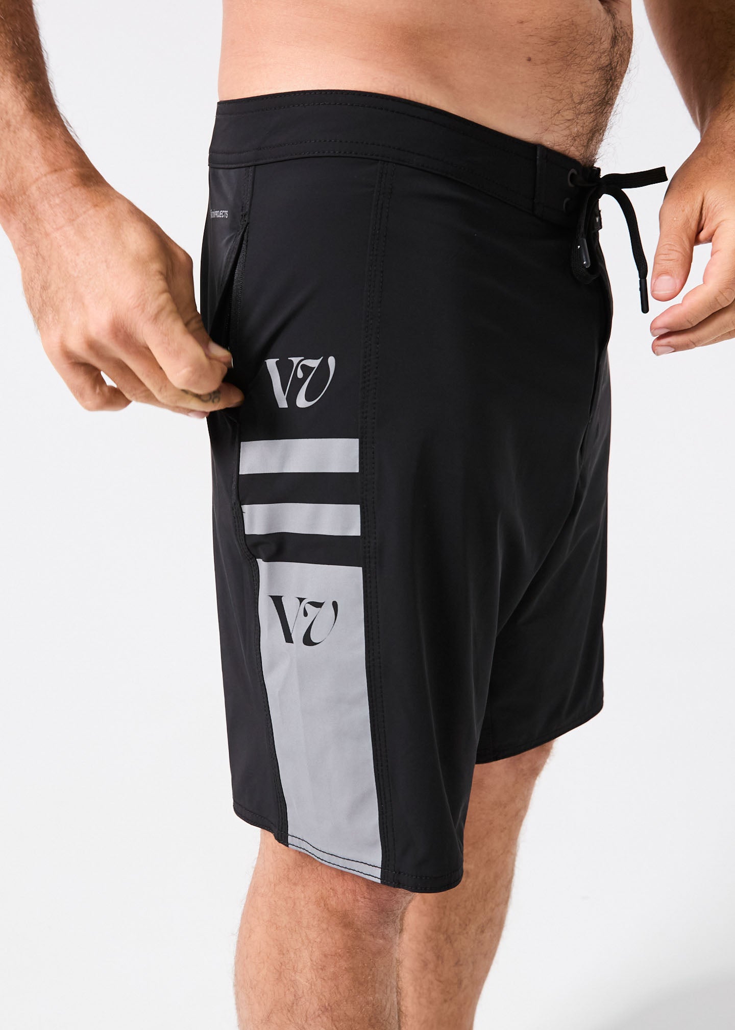 DISCLOSURE 19' TRUNK : BLACK BLACK